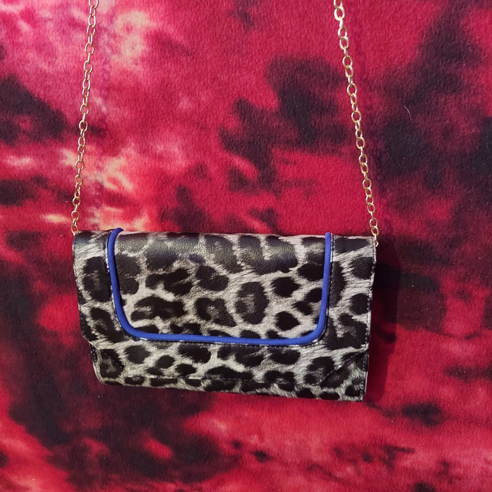 Elegant Leopard Print Clutch with Chain Strap